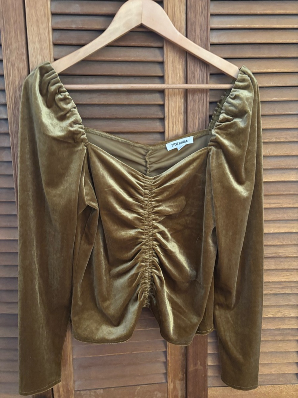Steve Madden gold Velvet Ruched Long Sleeve Top. Size large.